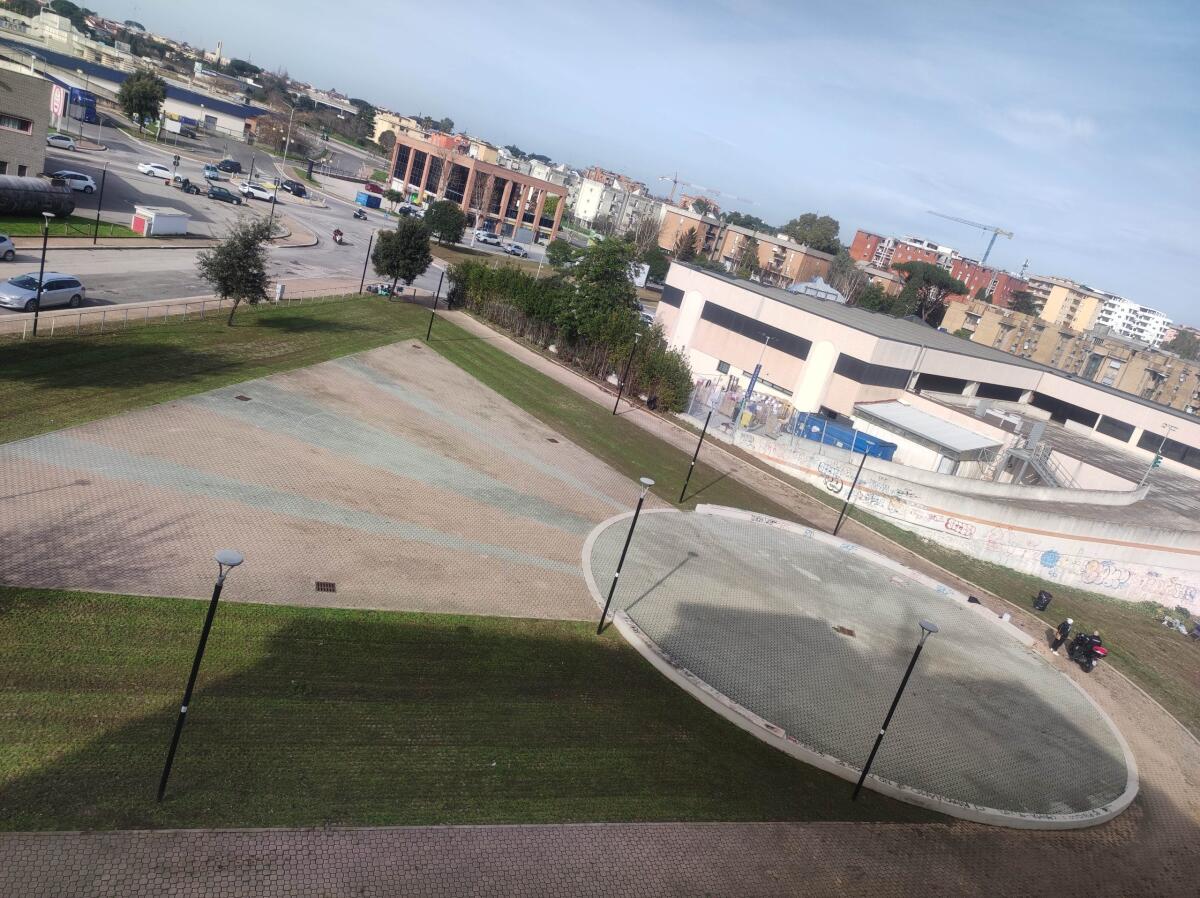 Lavori socialmente utili ad Aprilia in alternativa al carcere: i ragazzi in affidamento alla Paco Team cercano attrezzi da giardinaggio. - 