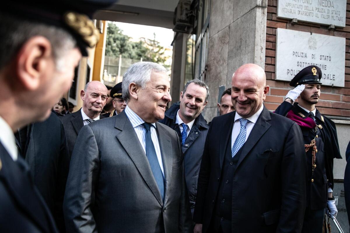 Atto incendiario al Commissariato di Albano, la visita del Ministro Tajani - 