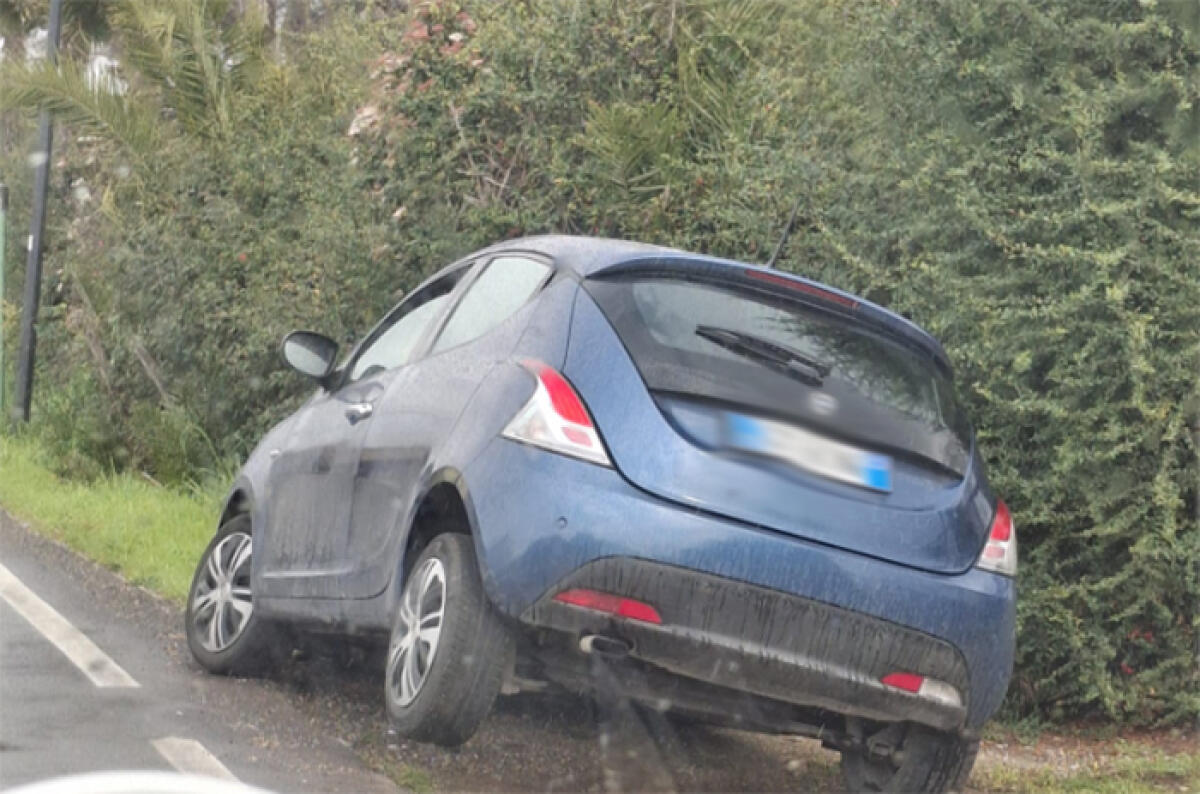 Incidente autonomo lungo via Guardapasso, ad Aprilia. Una Lancia Y finisce fuori strada. - 