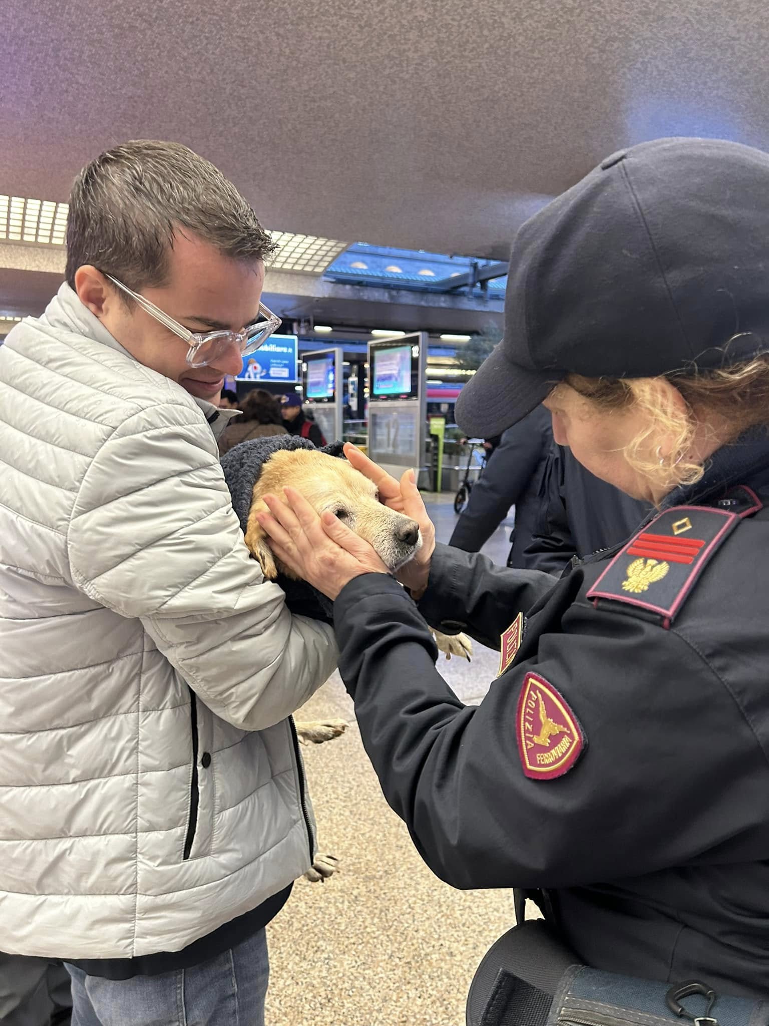 Enrico Rizzi con il cane alla Stazione Termini di Roma con un'agente della Polfer