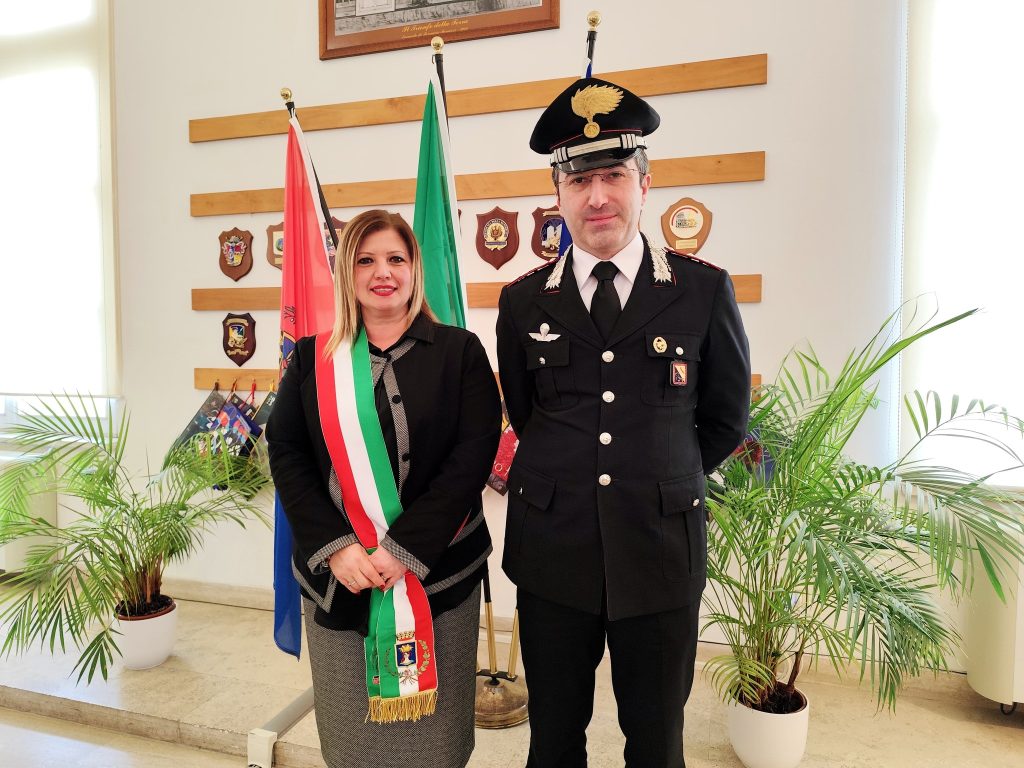 la sindaca di Pomezia, Veronica Felici, con il Capitano Antonio Antonazzo Panico