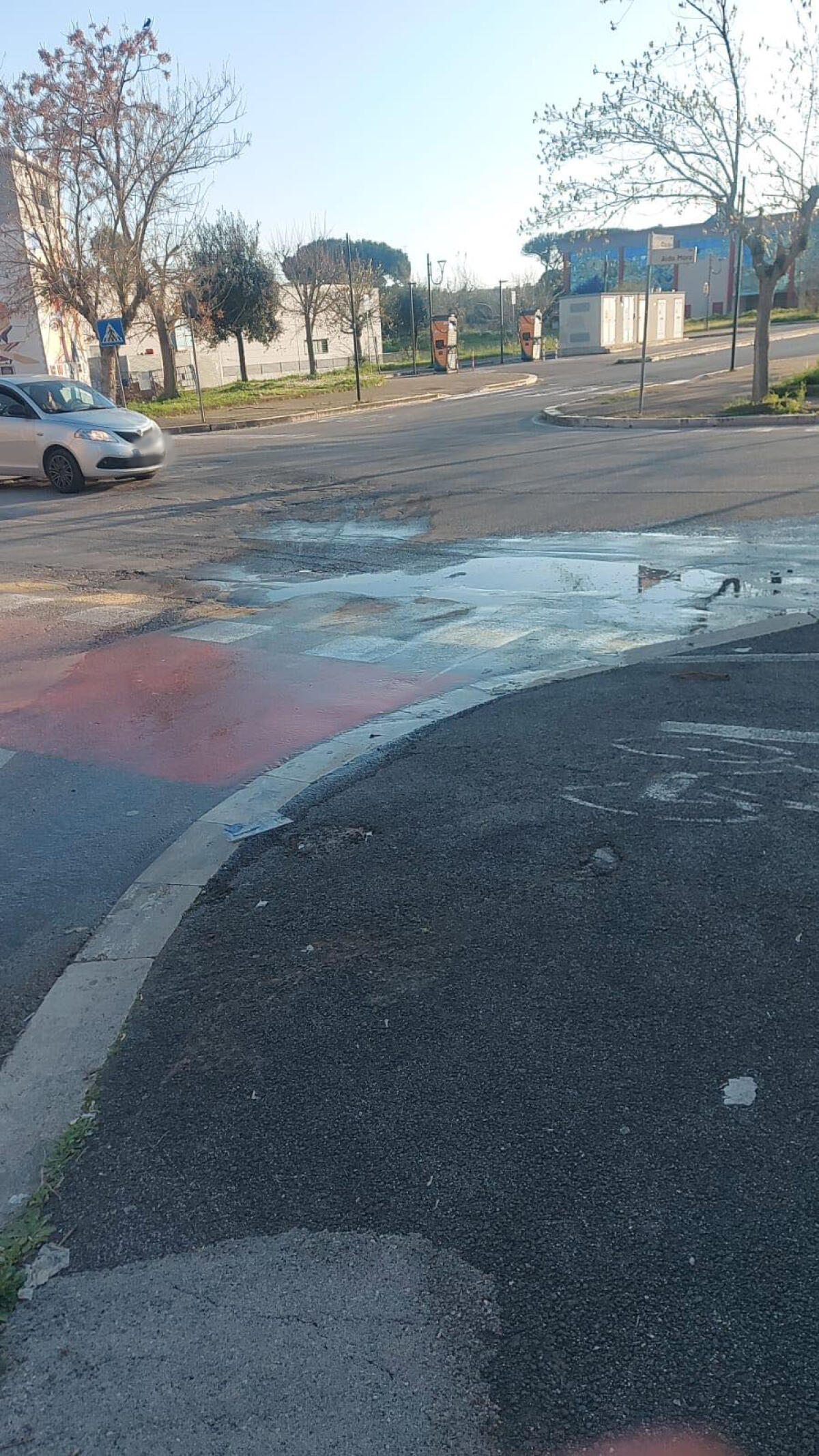 Aprilia - Copiosa perdita d'acqua da giorni tra via delle Palme e via Moro - 