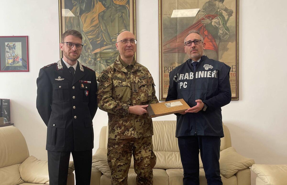 I carabinieri del Nucleo Tutela Patrimonio Culturale restituiscono un album fotografico perso nel periodo bellico - 