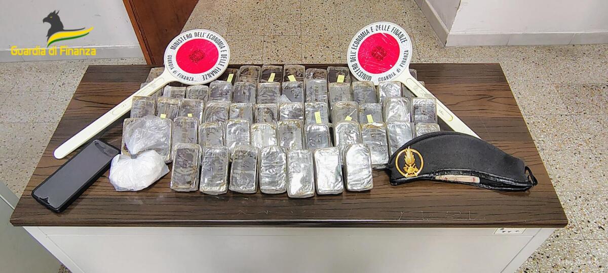 Sorpresi in auto con 7 chili di cocaina e hashish. Due pusher arrestati dalla Guardia di Finanza del Comando Provinciale di Roma. - 