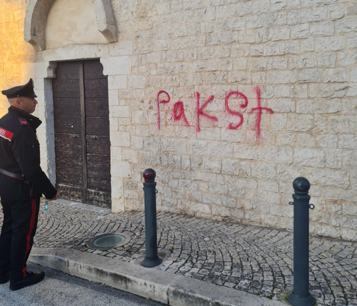 Imbratta il muro della chiesa a Priverno, 22enne denunciato - 