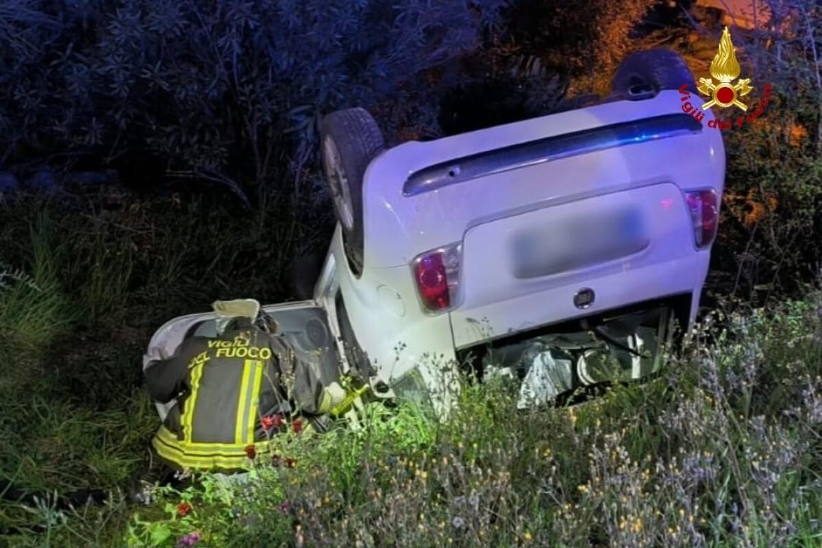 Auto si ribalta nel sud pontino, intervengono i vigili del fuoco - 
