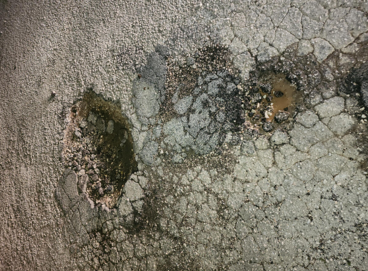 Da Aprilia a Velletri, strade piene di buche: "Colpa di chi non paga le tasse?" - 