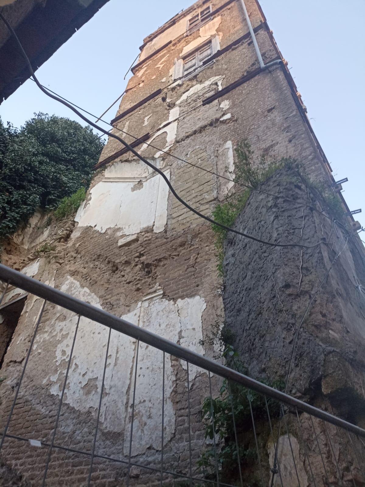 Torre Medievale a Cori rischia di crollare, i cittadini: "E' un pericolo, si intervenga" - 