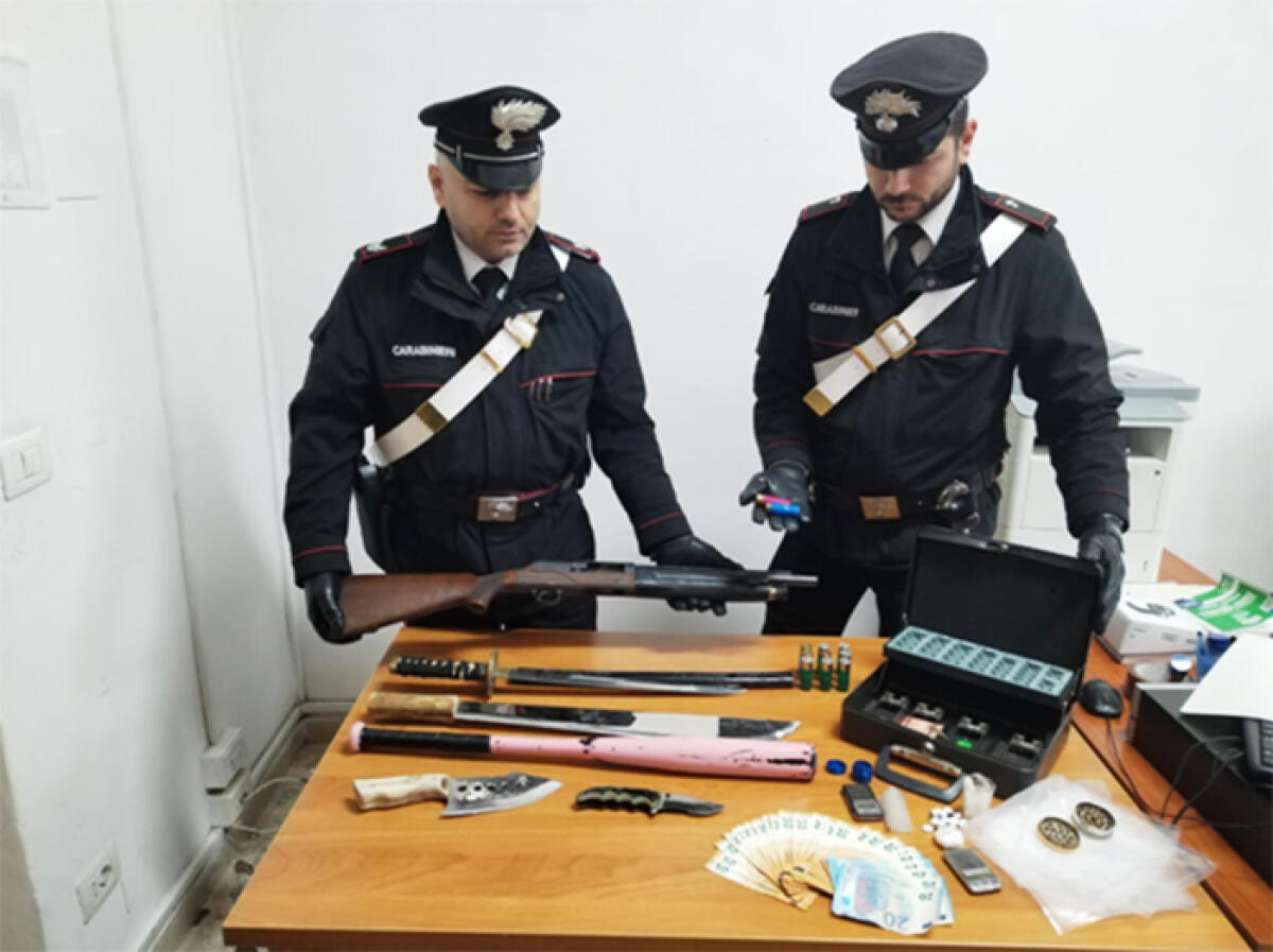 I Carabinieri intervengono per un caso di maltrattamenti, trovano droga, armi e denaro contanti. - 