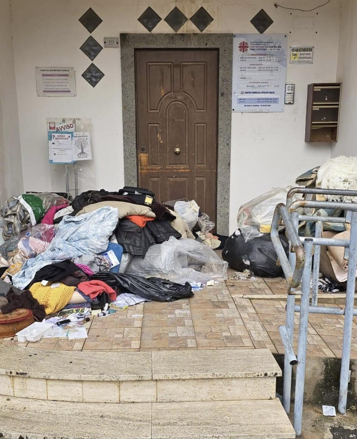 Abiti da buttare gettati davanti la Caritas di Aprilia, non è la prima volta - 