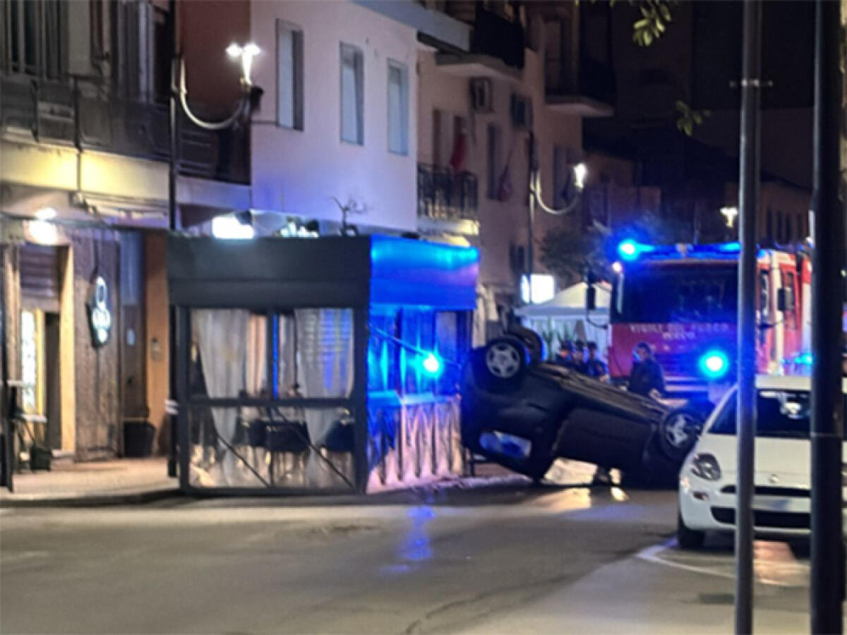 Un’auto si ribalta lungo la centralissima via dei Lauri, ad Aprilia, sfiorando un gazebo. - 