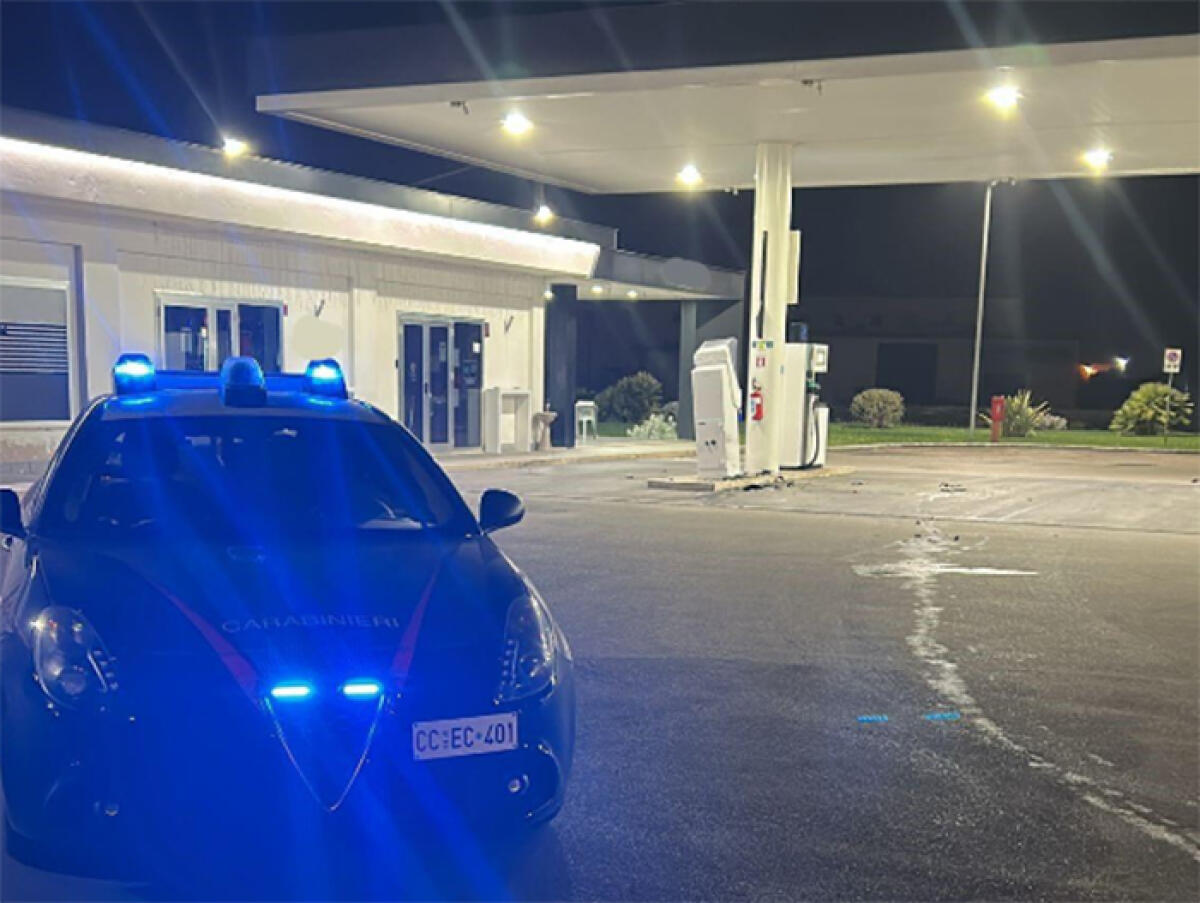 Tentano di sradicare con l’auto la colonnina di un distributore di carburante a Fondi. Fuggono senza bottino. - 