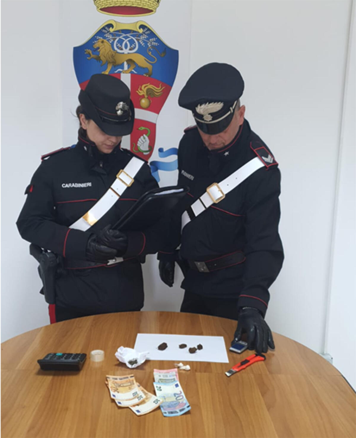 Con la droga e un coltello in tasca, 19enne in arresto a Terracina - 