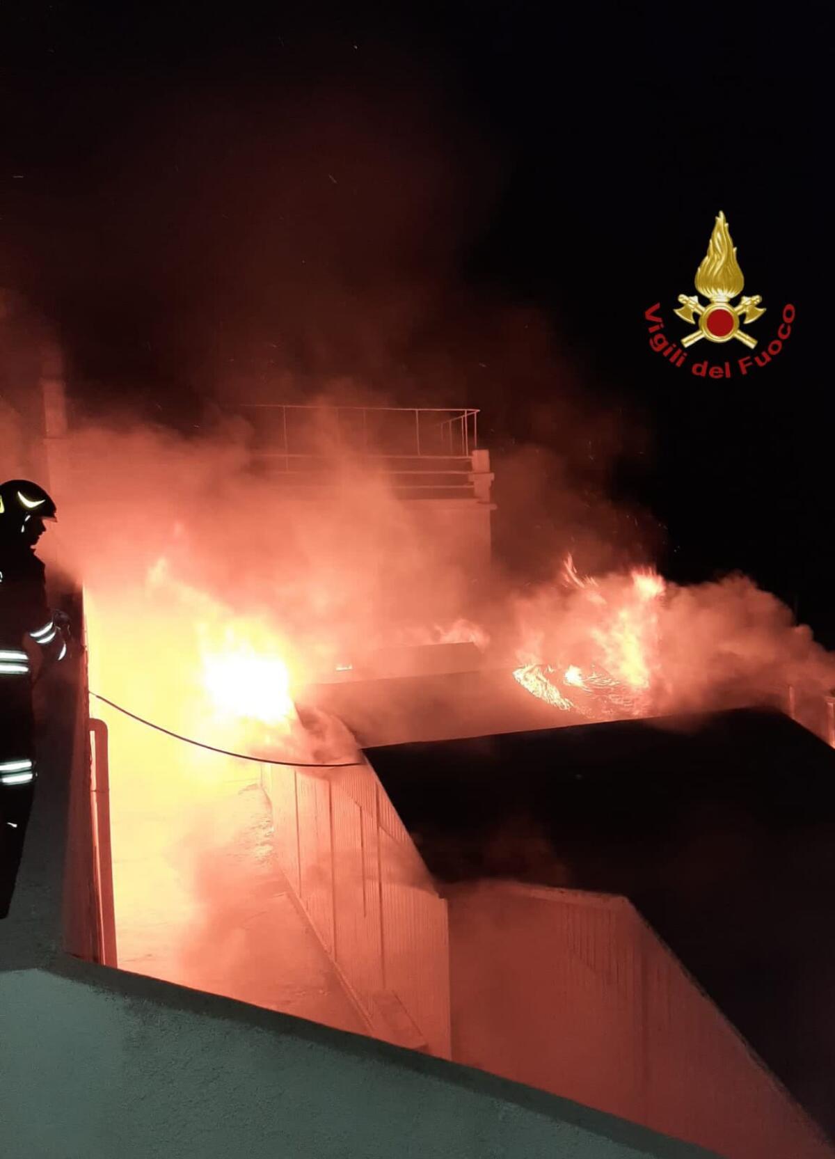 Quattro stabilimenti balneari in fiamme  la notte scorsa sul litorale romano, ad Ostia. Un sospettato fermato dalla Polizia. - 
