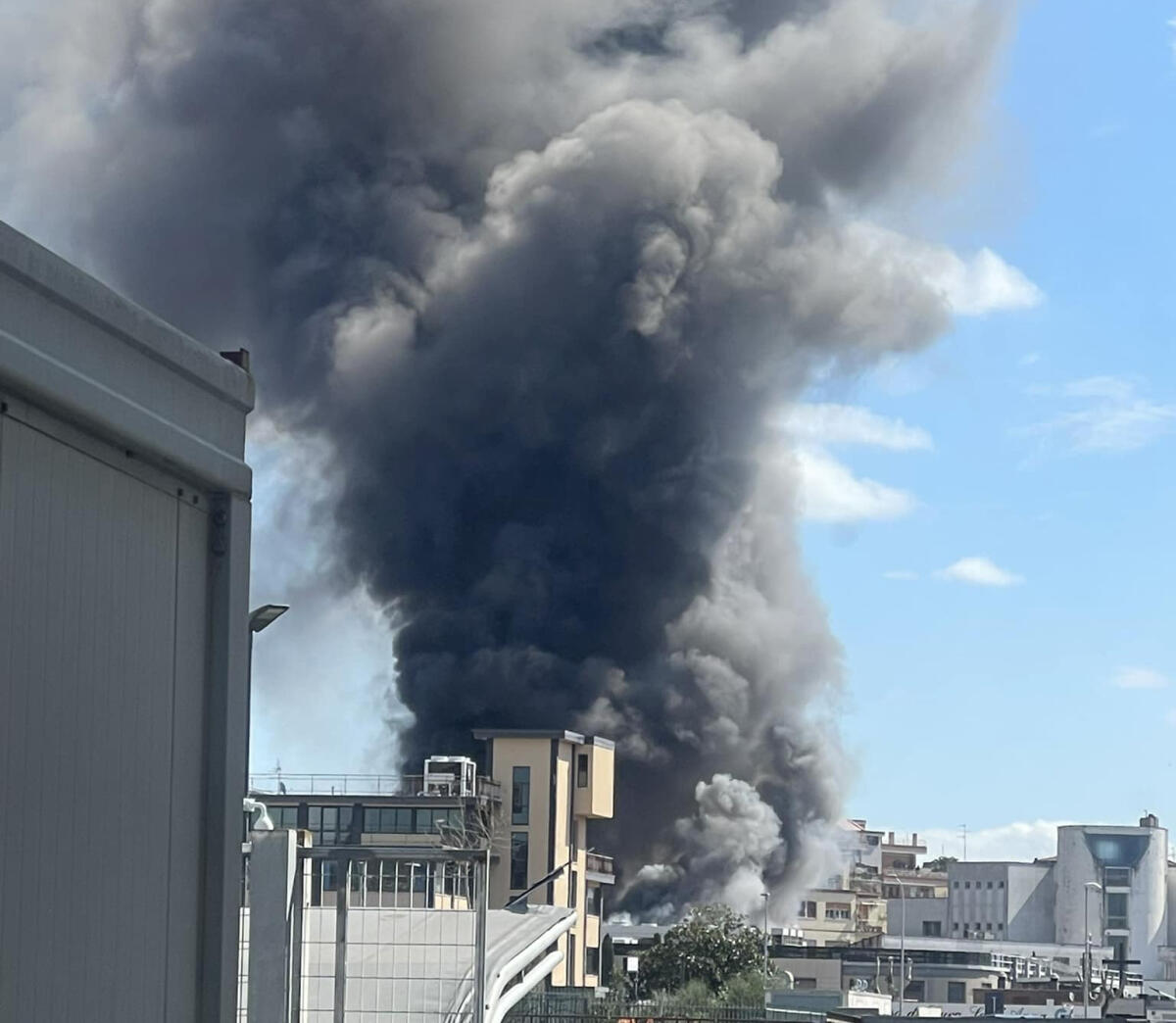 Fiamme al centro commerciale in via Cavour a Pomezia, paura e fumo nero - 