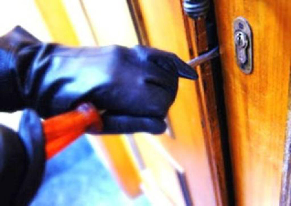 Ladri "gentili" in azione in pieno centro ad Aprilia. All'arrivo della proprietaria si scusano e vanno via. - 