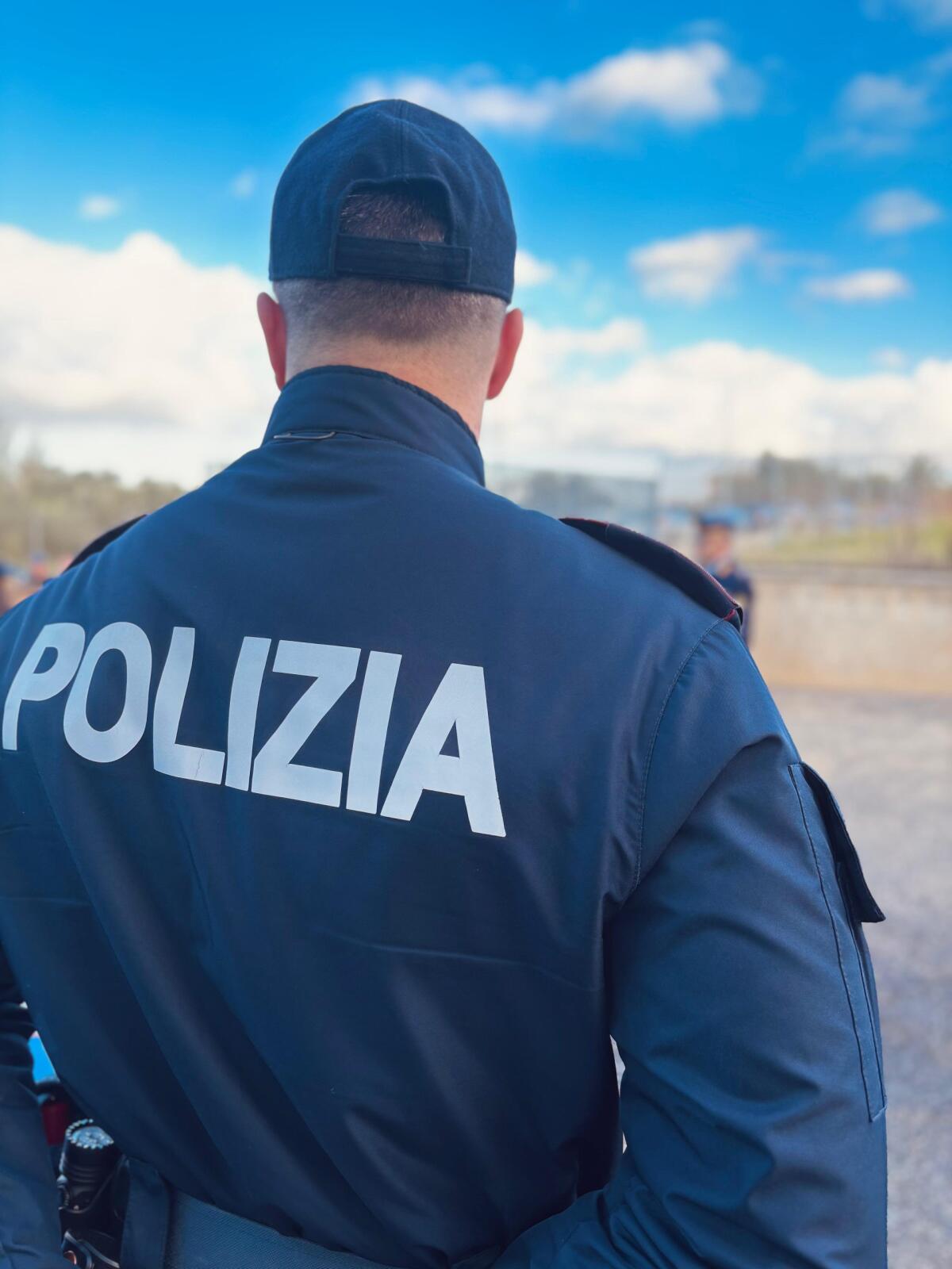 "Soldi e droga, altrimenti vi arrestiamo", finti carabinieri smascherati dalla polizia - 