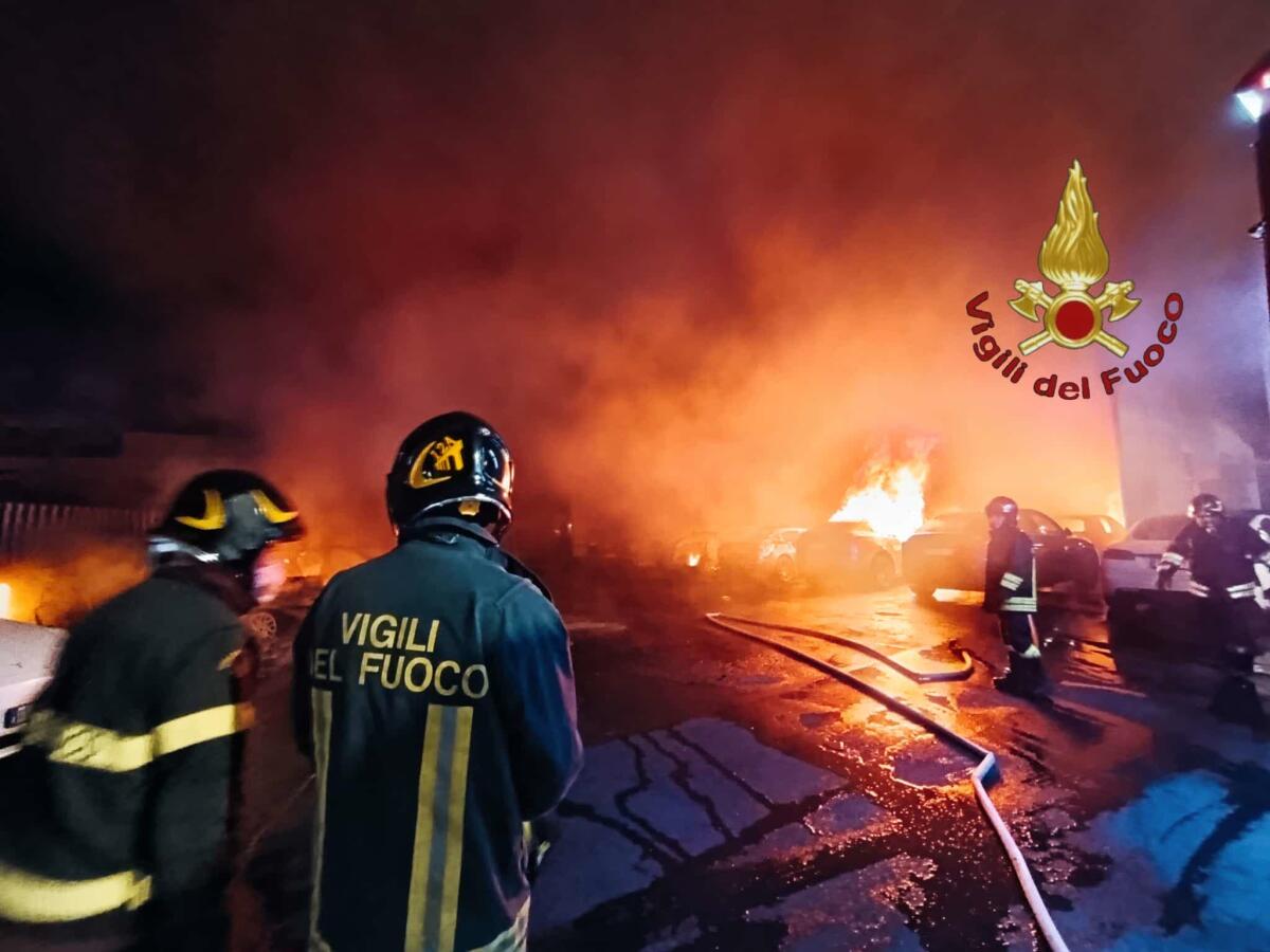 Incendio in concessionaria: distrutte 17 auto Tesla - 