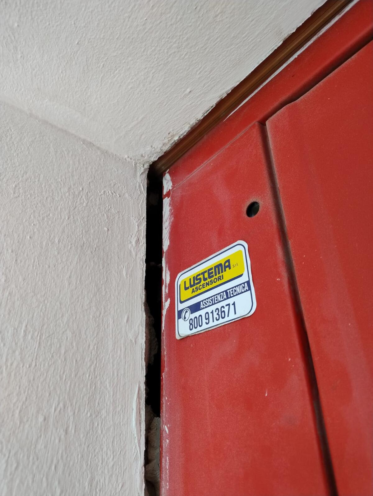 Aprilia - Ascensore rotto da settimane, residenti di via Londra esasperati - 