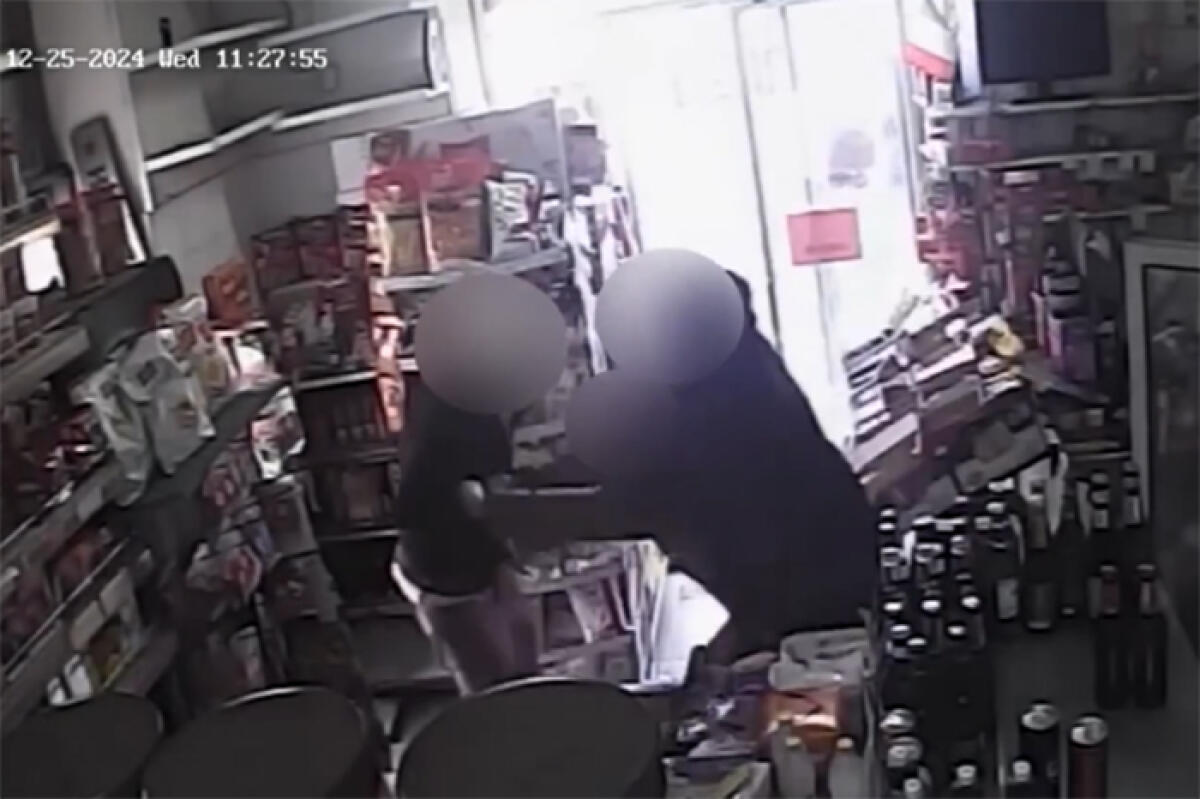 Rapina per i regali last minute la mattina dello scorso 25 Dicembre. Una coppia di “Babbi Natale” arrestata dalla Polizia. VIDEO - 