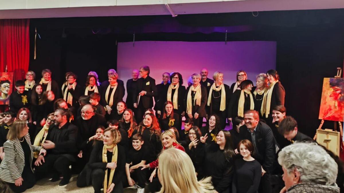 Aprilia - All'Istituto Pascoli l'omaggio alla figura della donna e all'arte con il coro Liberi Cantores - 