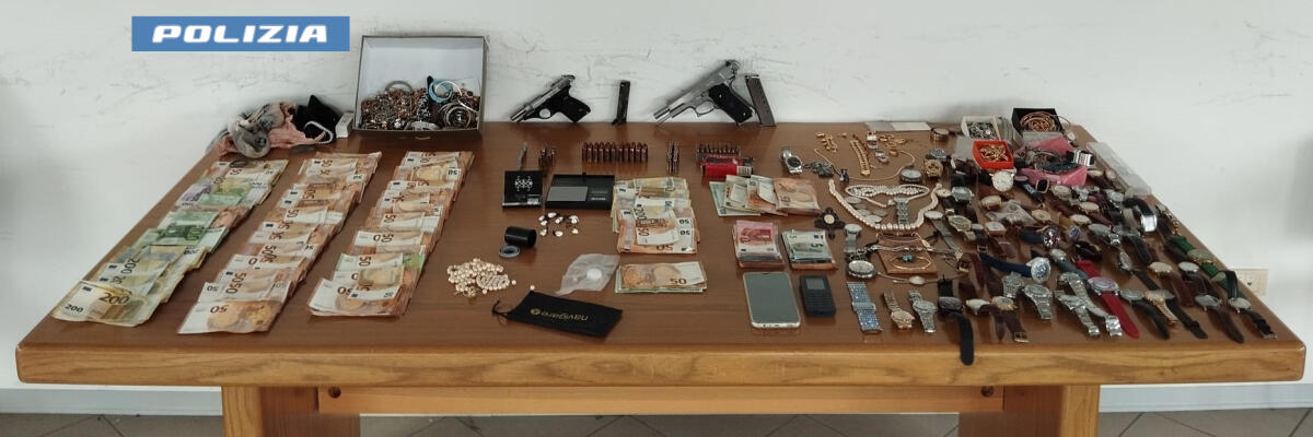 Droga, gioielli, pistole e 53mila euro in contanti: in arresto ad Ardea 43enne - 