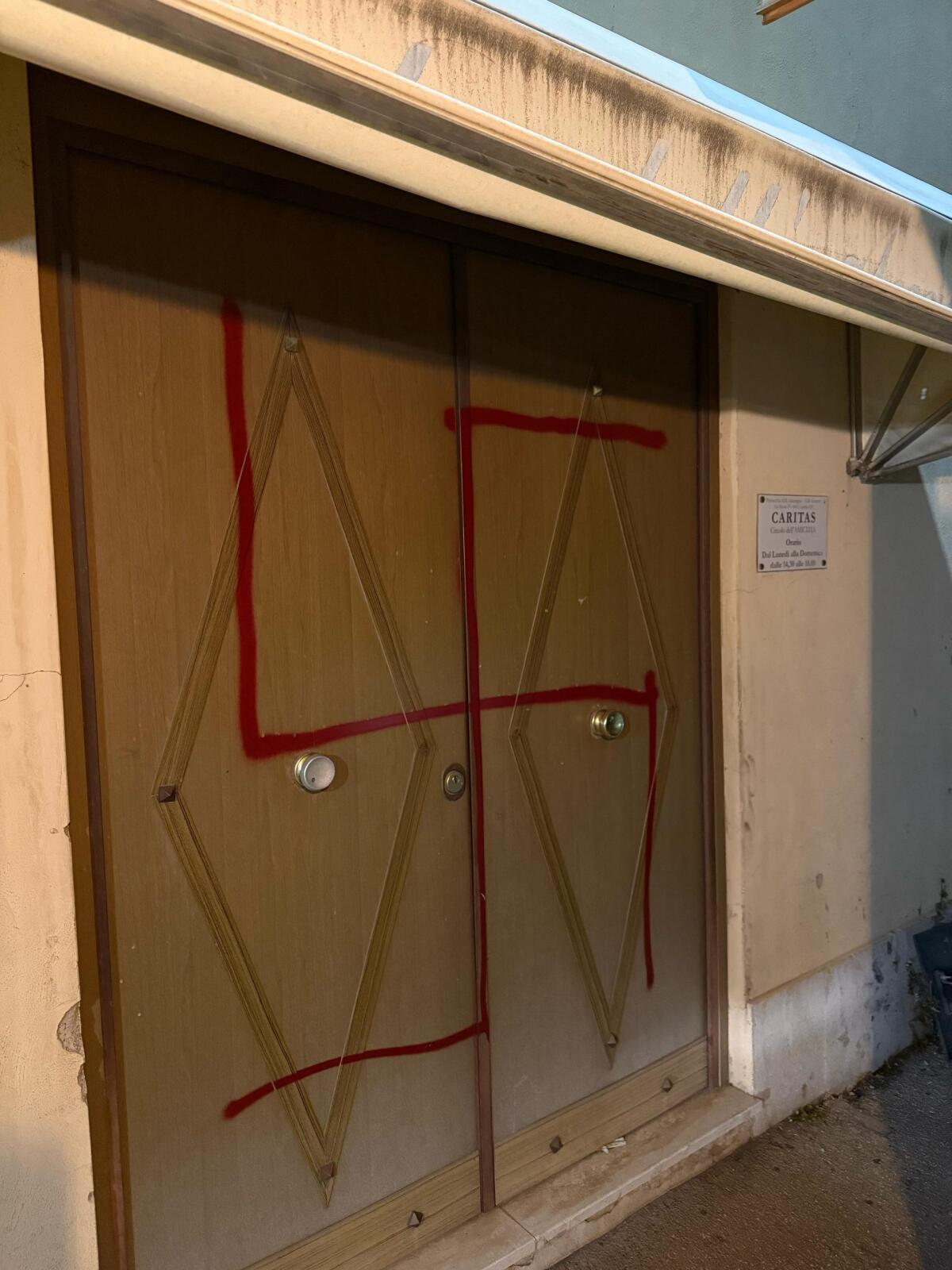 Svastica sul portone d'ingresso della Caritas di Aprilia. Atto vile da parte di ignoti. - 