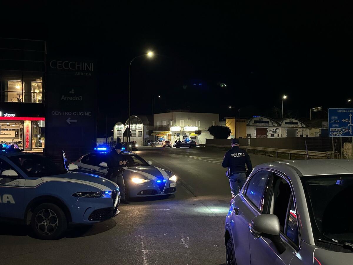 Controlli ad Aprilia, polizia in campo: 174 persone identificate e 123 veicoli fermati - 