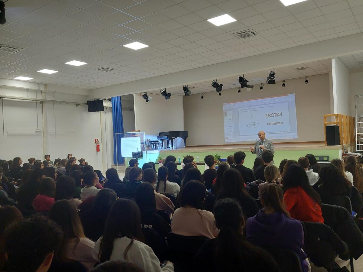‘IndustriAMOci - il volto umano del fare impresa’, il progetto al Liceo Manzoni di Latina - 