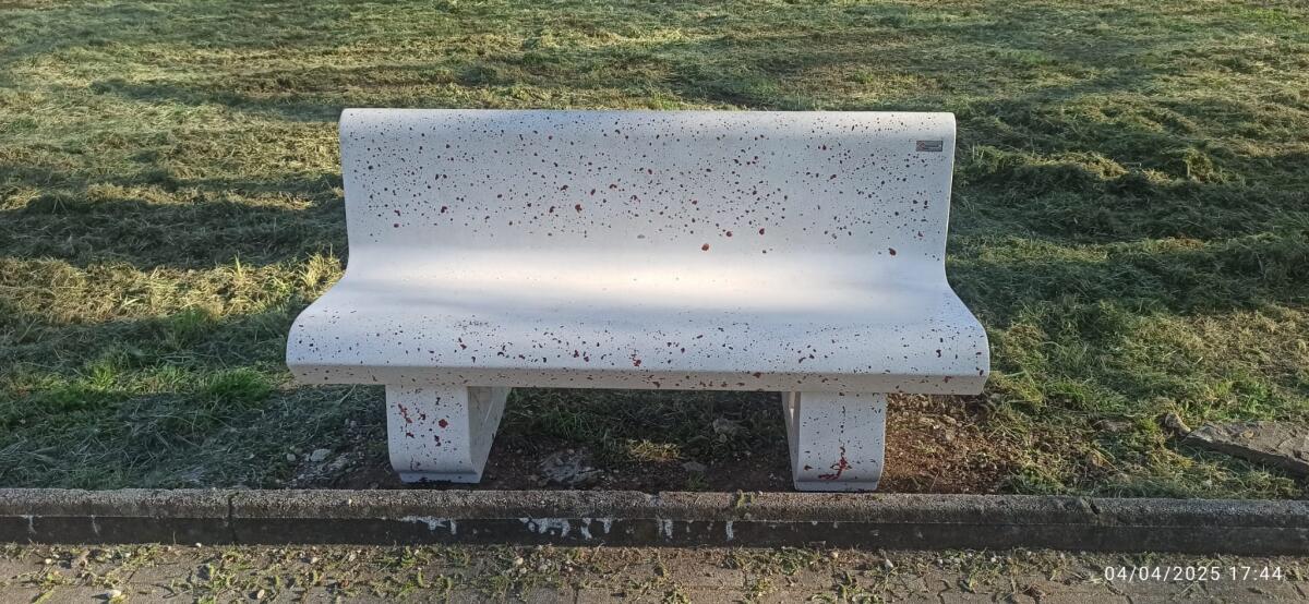 Aprilia - 6 nuove panchine al Parco Caduti di Cefalonia - 