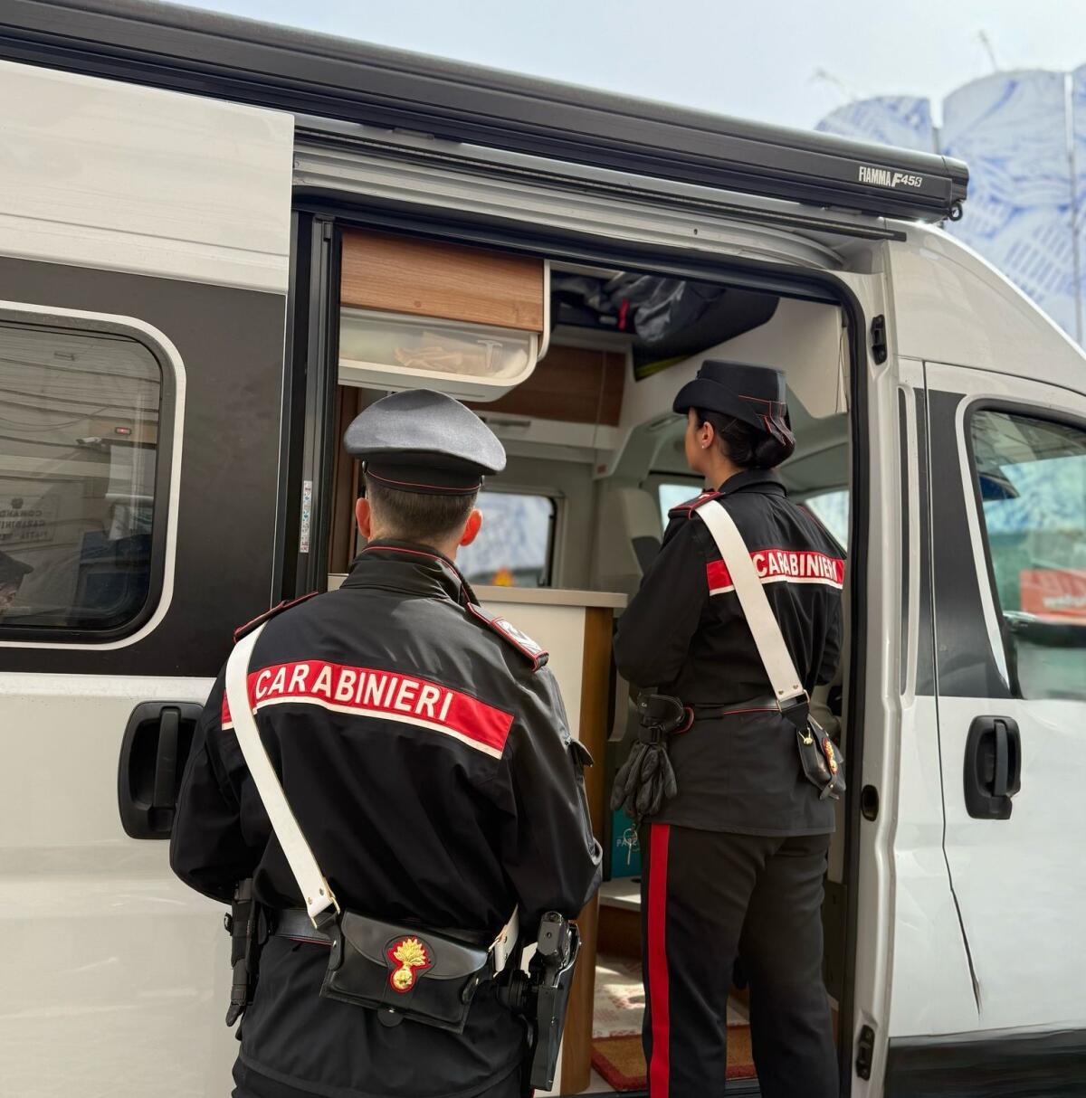 Voleva fare il giro del mondo, ma con un camper rubato. Sogno infranto dai Carabinieri. - 