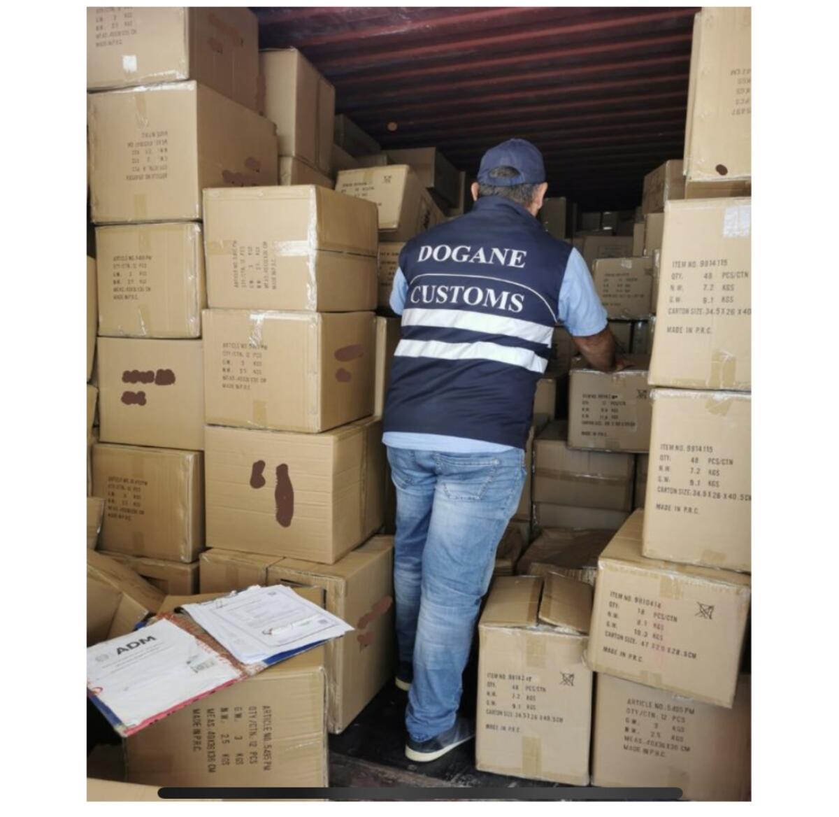 Aprilia, 25mila paia di infradito sequestrate dall'Agenzia delle Dogane: contenevano sostanze tossiche. - 