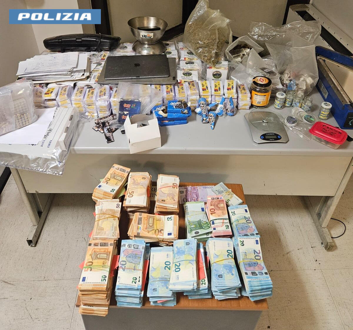 46 chili di droga nella base dello spaccio, sequestrati anche armi e 260mila euro - 