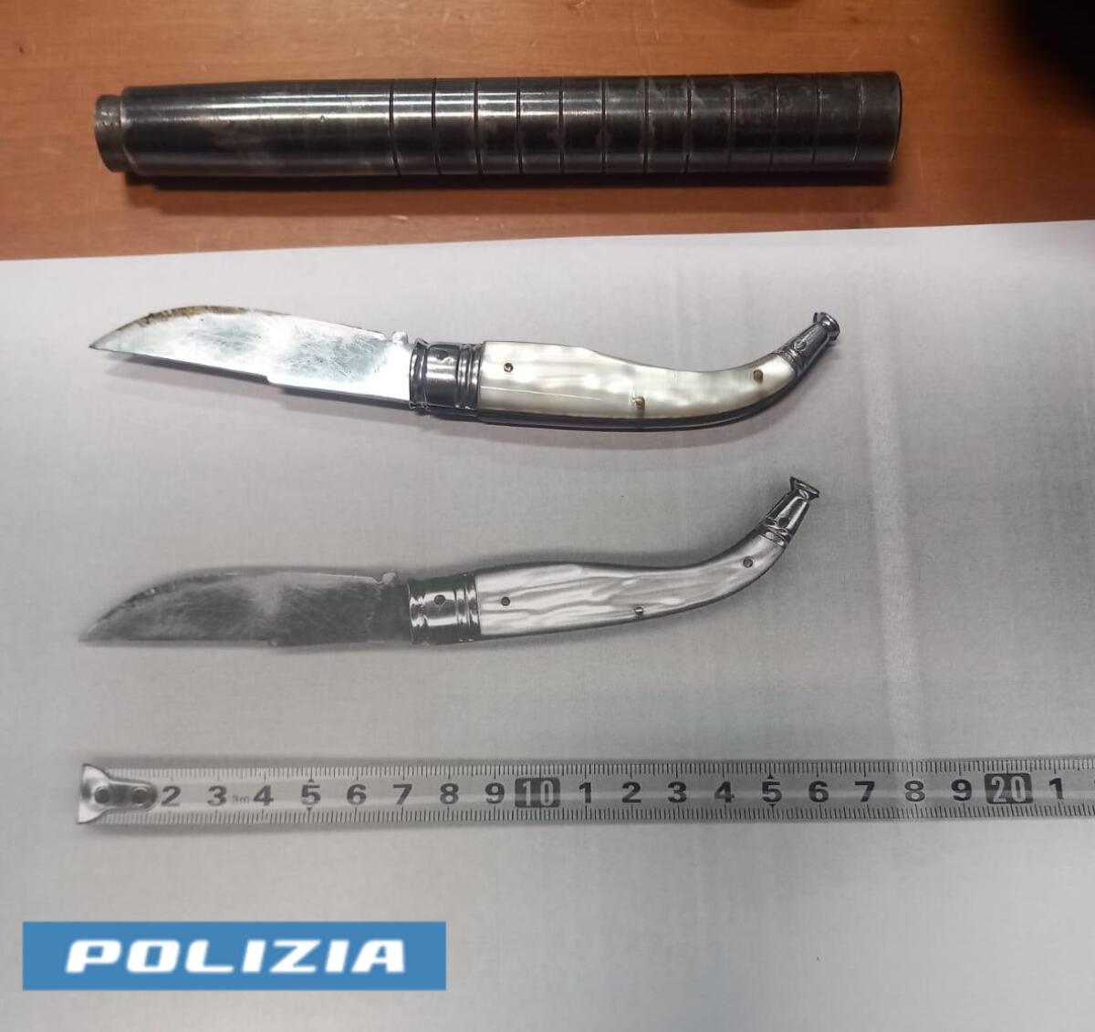 Droga, coltelli e uno sfollagente addosso: due giovani denunciati a Latina - 