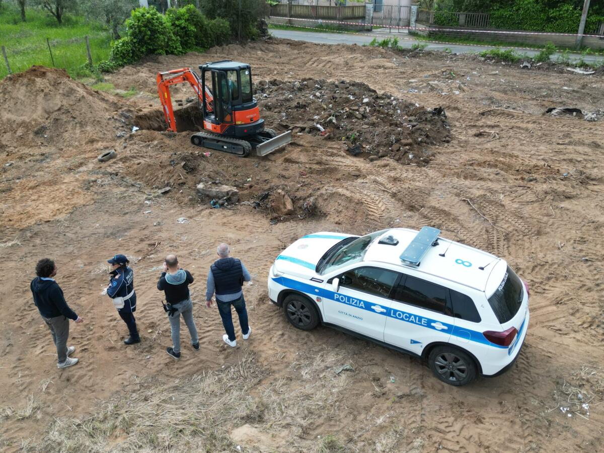 Rifiuti interrati nel quartiere Falasche, ad Anzio. Terreno e mezzi sequestrati, scattano due denunce. - 