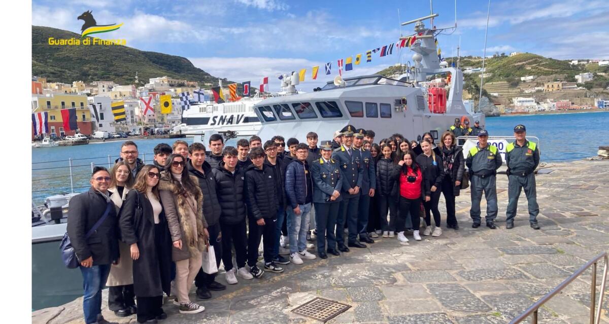 “Giornata del mare e della cultura marina”: i reparti aeronavali incontrano le scuole di Anzio, Gaeta e Ponza. - 