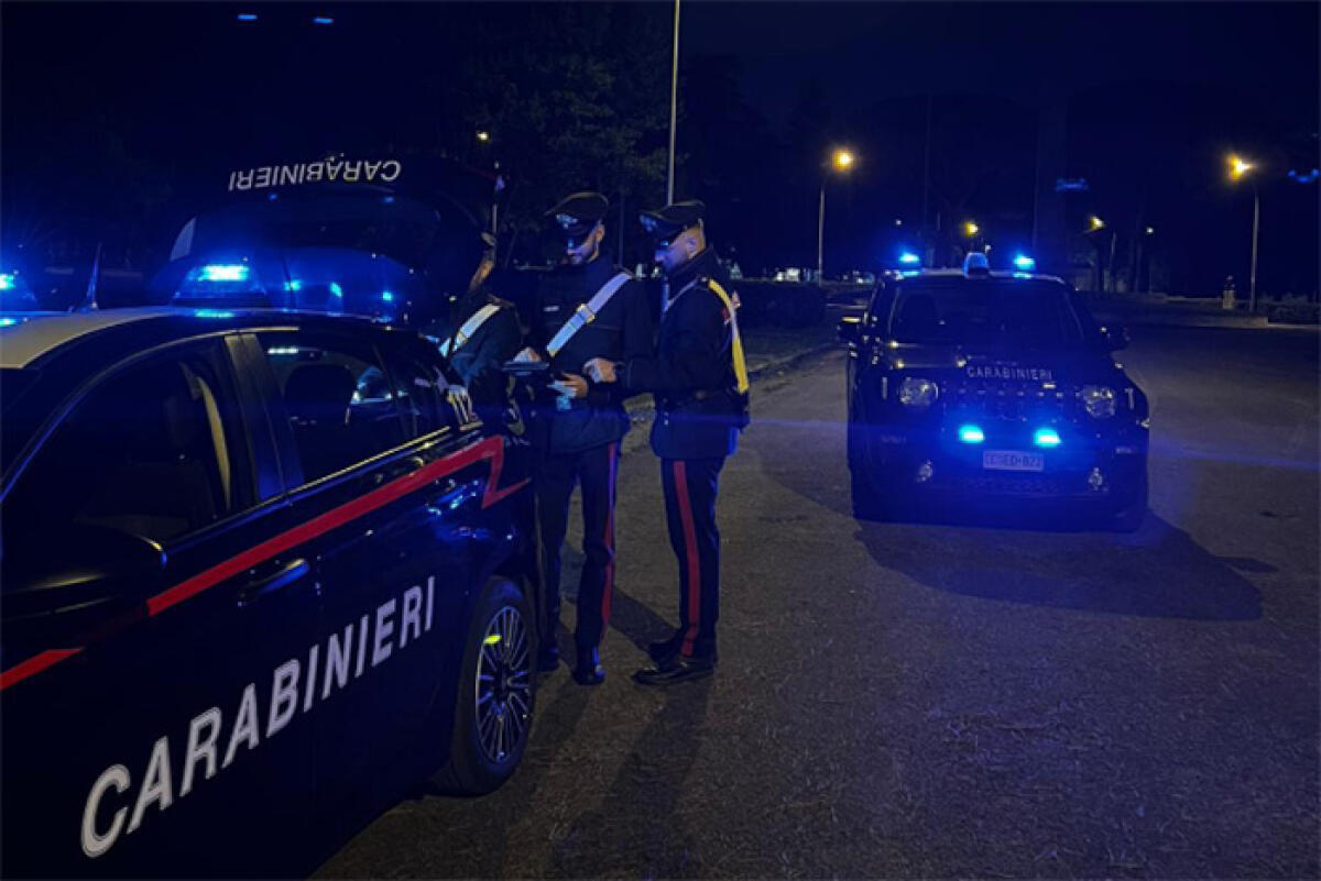 Rapina al minimarket, dipendente reagisce e resta ferito - 