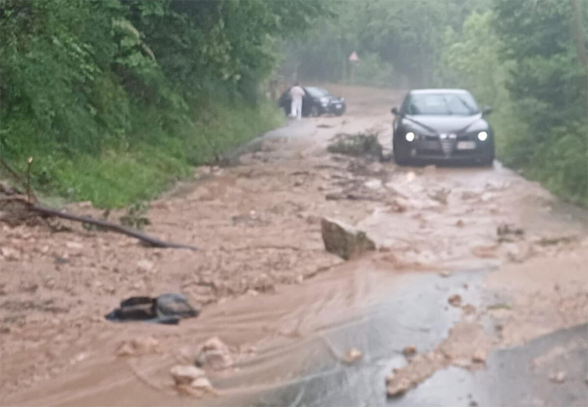 Frana una parte di costone lungo la via Ninfina, a Bassiano: strada chiusa al traffico. - 