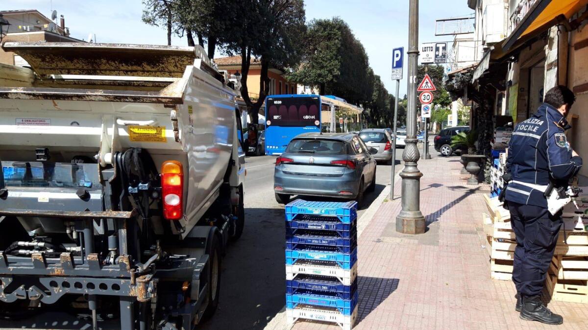 Blitz di Nas e Polizia Locale in una frutteria di Velletri: maxi sequestro - 