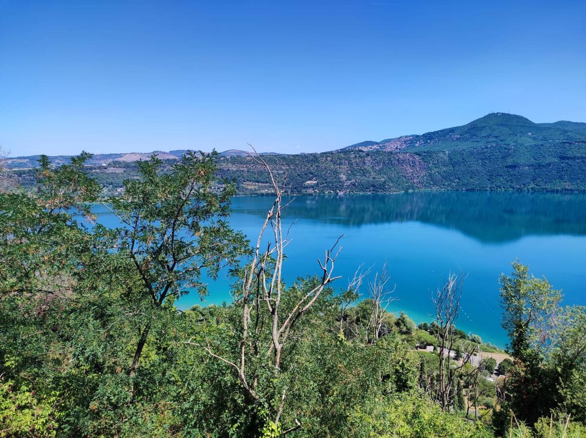 Crolla un masso dal costone al Lago Albano e distrugge un’auto. Tragedia sfiorata nel giorno di Pasquetta. - 