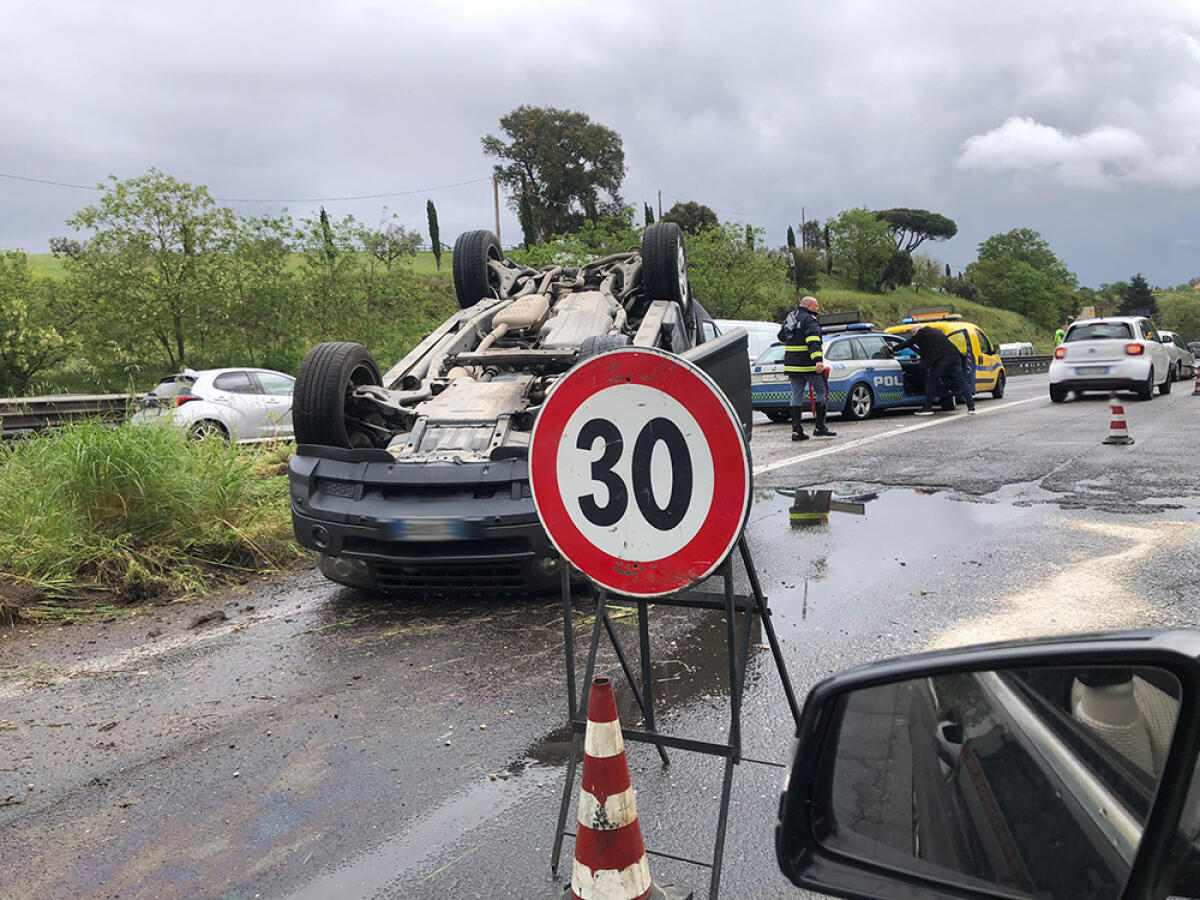 Mattinata di incidenti sulla Pontina, l’ultimo all’altezza di via Apriliana: auto ribaltata in strada. - 
