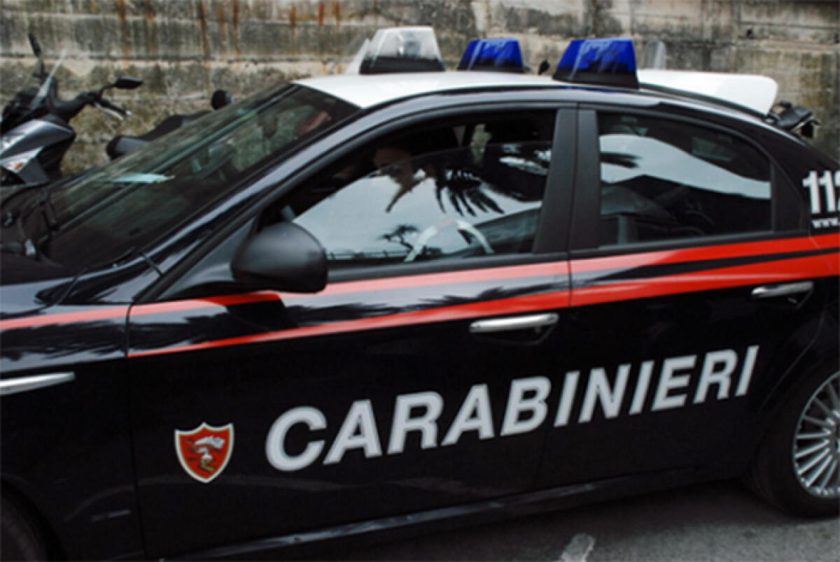 Bimbo di un anno lasciato solo in auto, arrivano i carabinieri e lo salvano - 