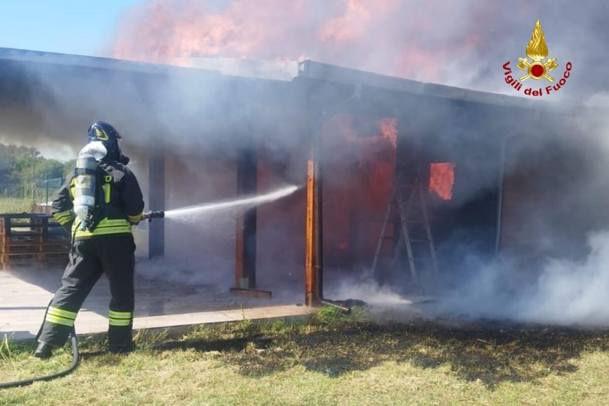 Struttura in legno distrutta da un incendio in via Nascosa a Latina - 
