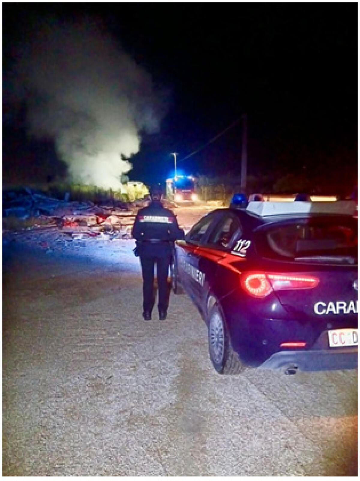 Incendio tra le macerie di un immobile abusivo - 