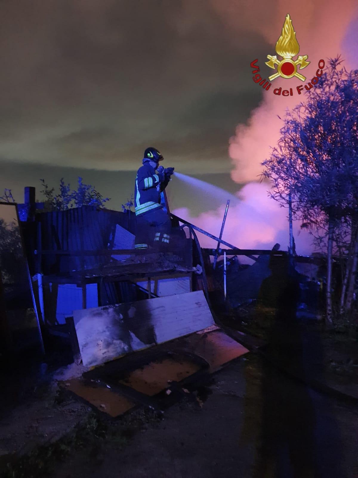 Fiamme nella notte in provincia di Roma: incendio in un campo nomadi e in una palestra. - 