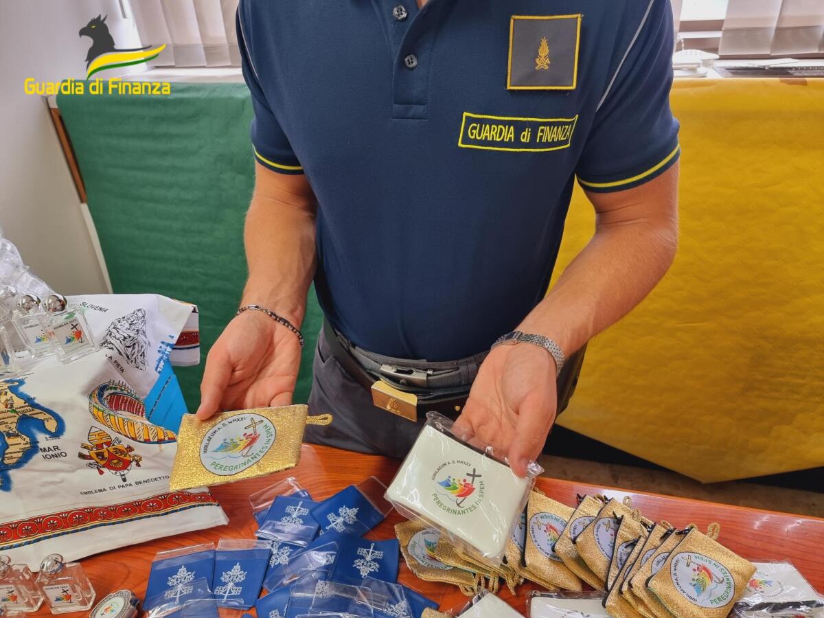Souvenir illegali per il Giubileo: passa per Ardea l’operazione della Finanza di Roma che ha portato al sequestro di oltre 16 milioni di articoli religiosi. - 