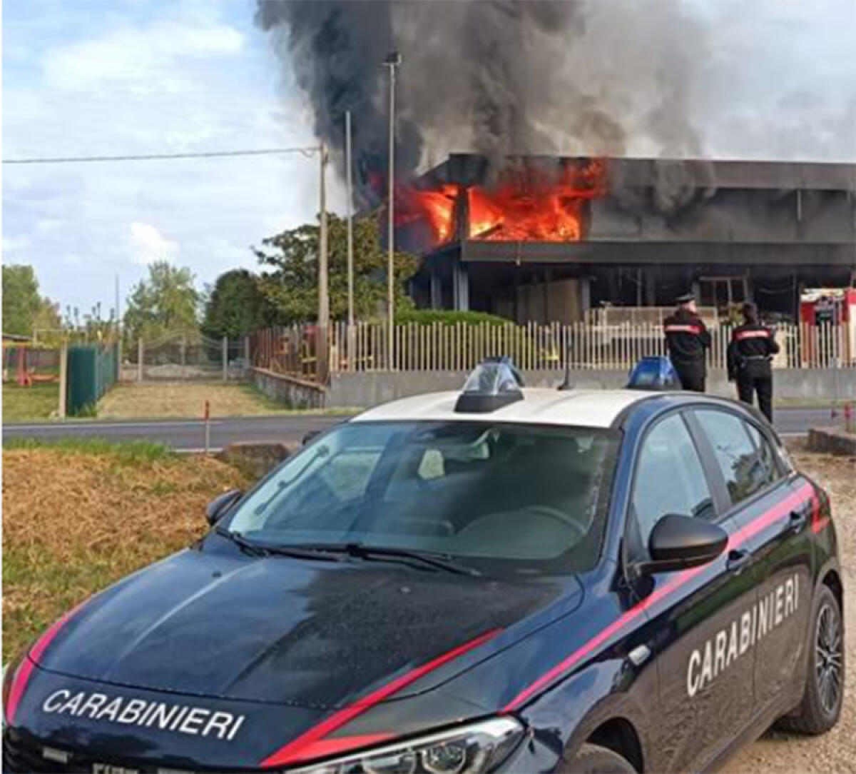 Mobilificio in fiamme a Latina, ferito un vigile del fuoco - 