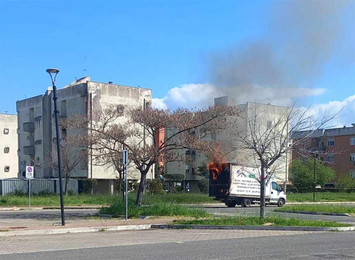 Furgone in fiamme alle spalle del centro commerciale “Conforama” di Aprilia. VIDEO - 