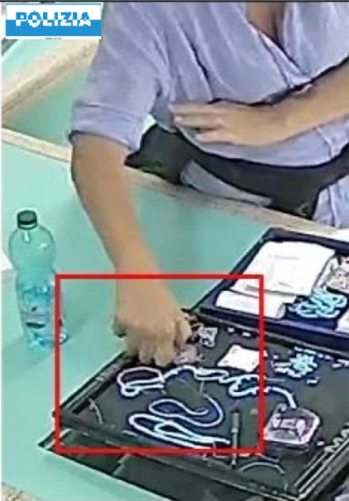 Rubò preziosi del valore di 20mila euro in una gioielleria di Latina. La Polizia arresta una donna nel bergamasco. - 