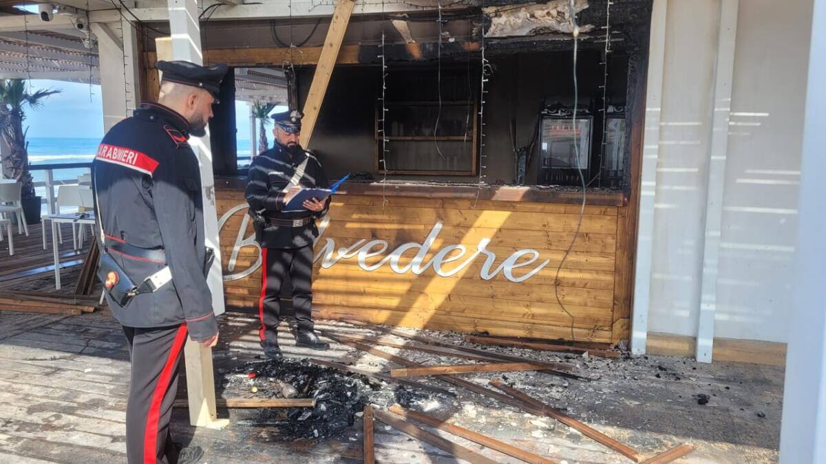 Fiamme al bar dello stabilimento "Belvedere" a Torvaianica: si indaga sul dolo - 